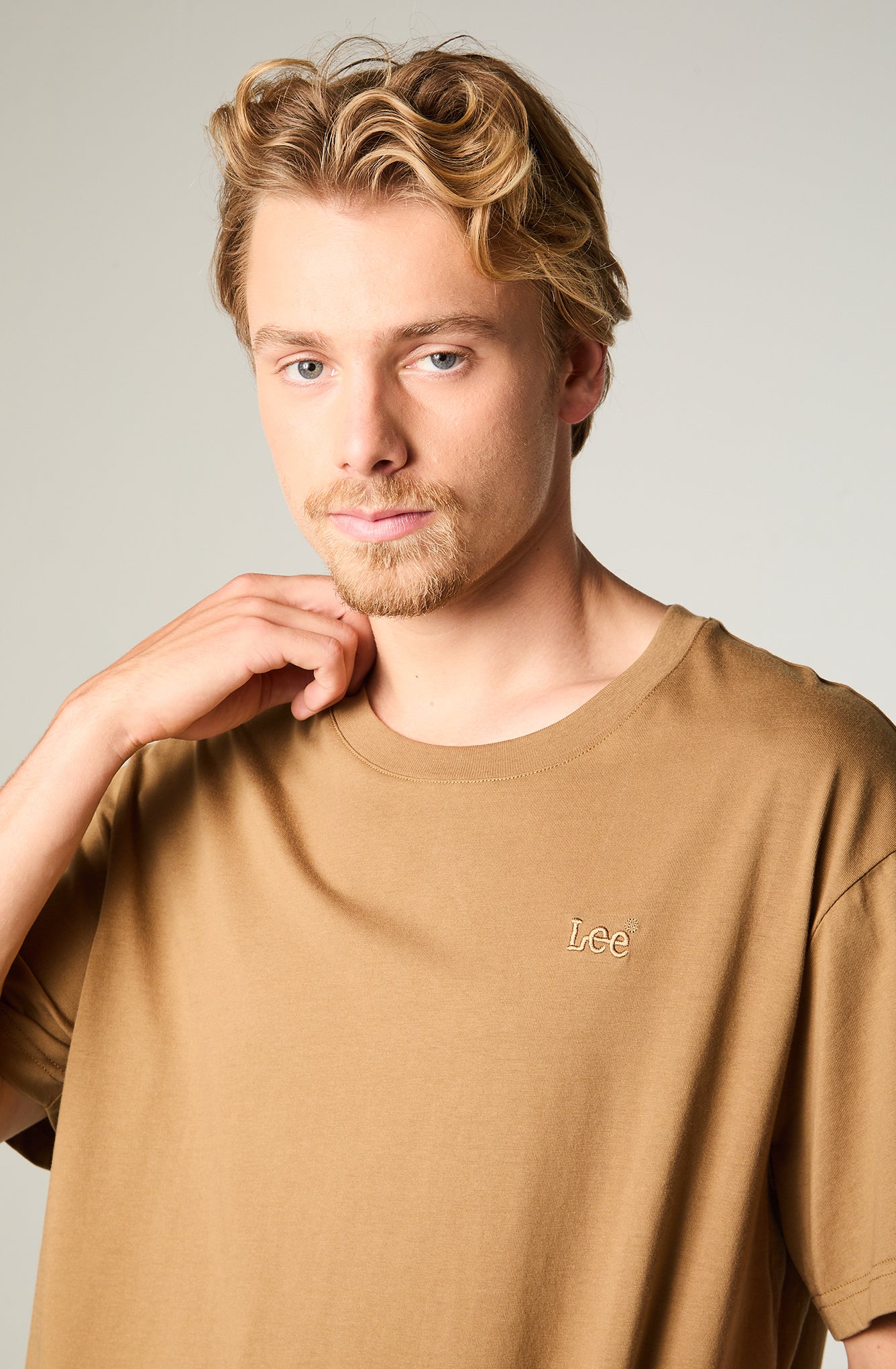Polera Mc Hombre Regular Tostado Bordado