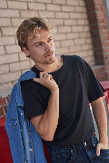 Polera Mc Hombre Regular Negro Bordado