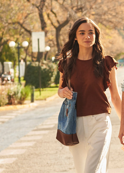Polera Mujer Con Vuelos Regular Fit Café
