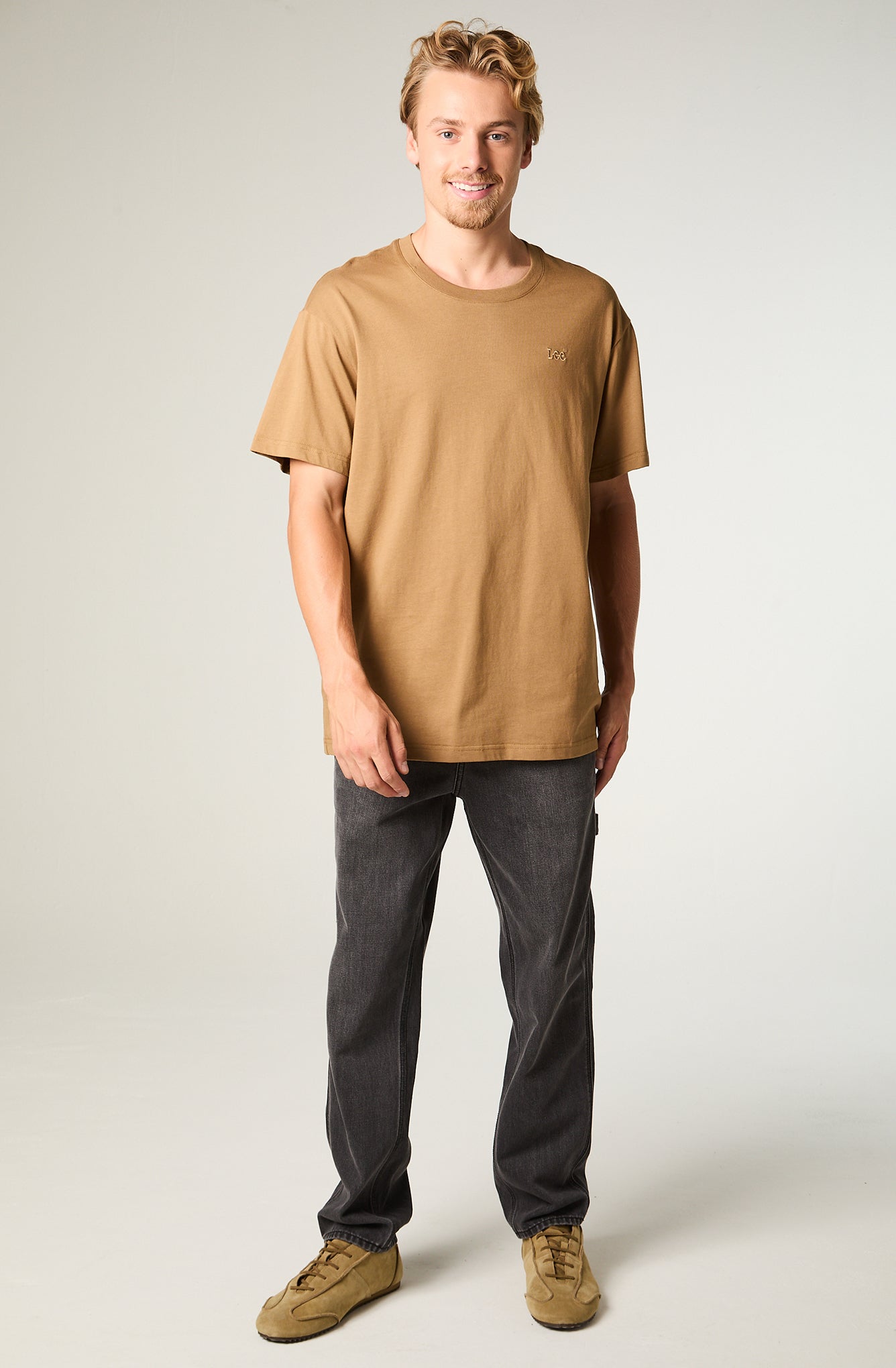 Polera Mc Hombre Regular Tostado Bordado
