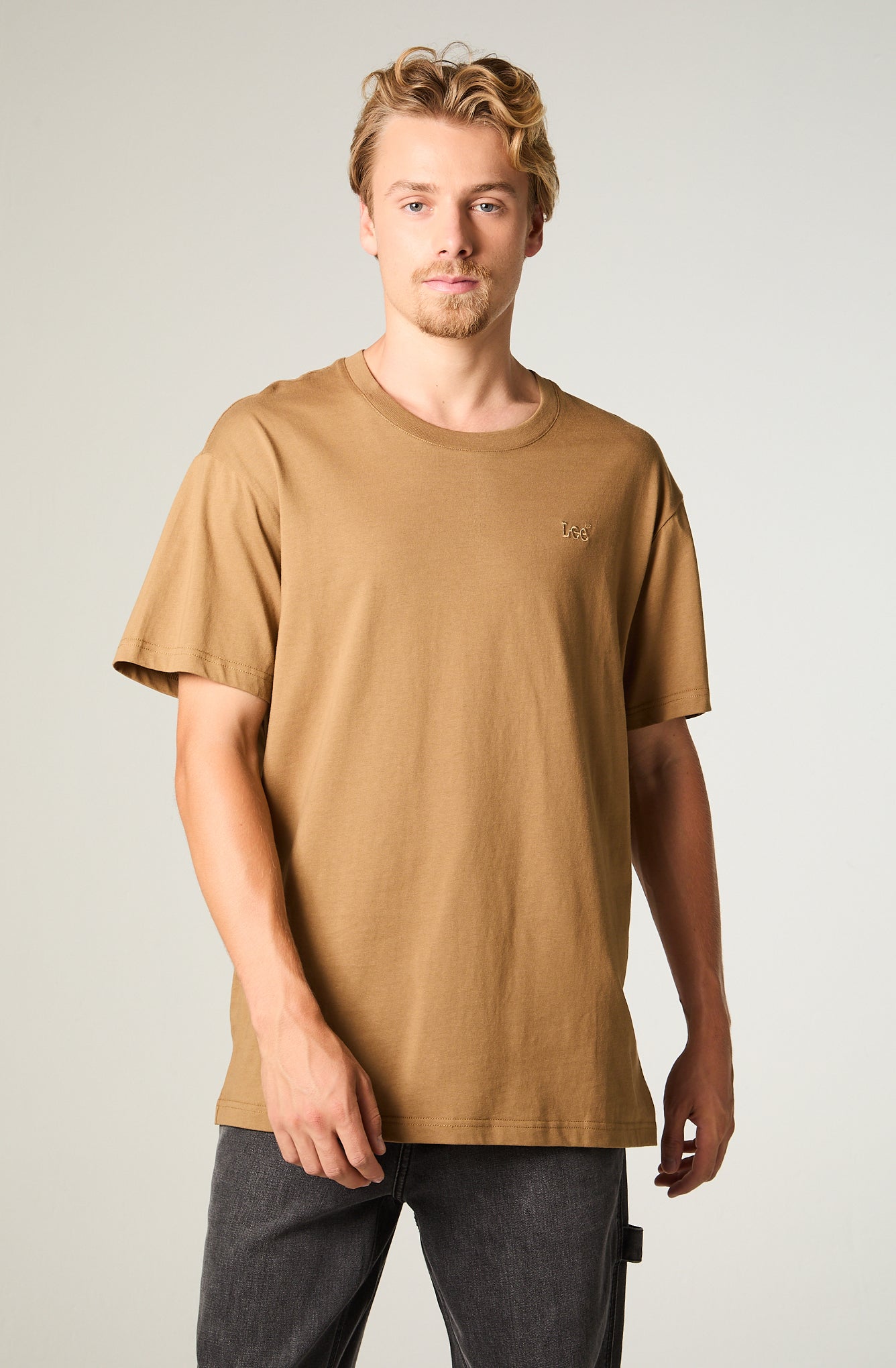 Polera Mc Hombre Regular Tostado Bordado