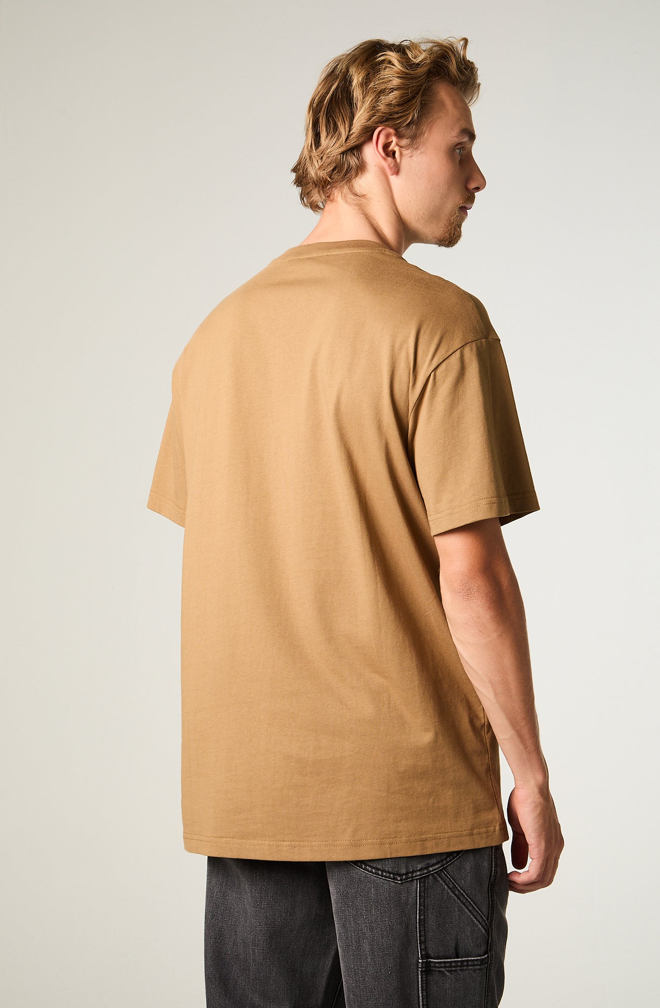 Polera Mc Hombre Regular Tostado Bordado