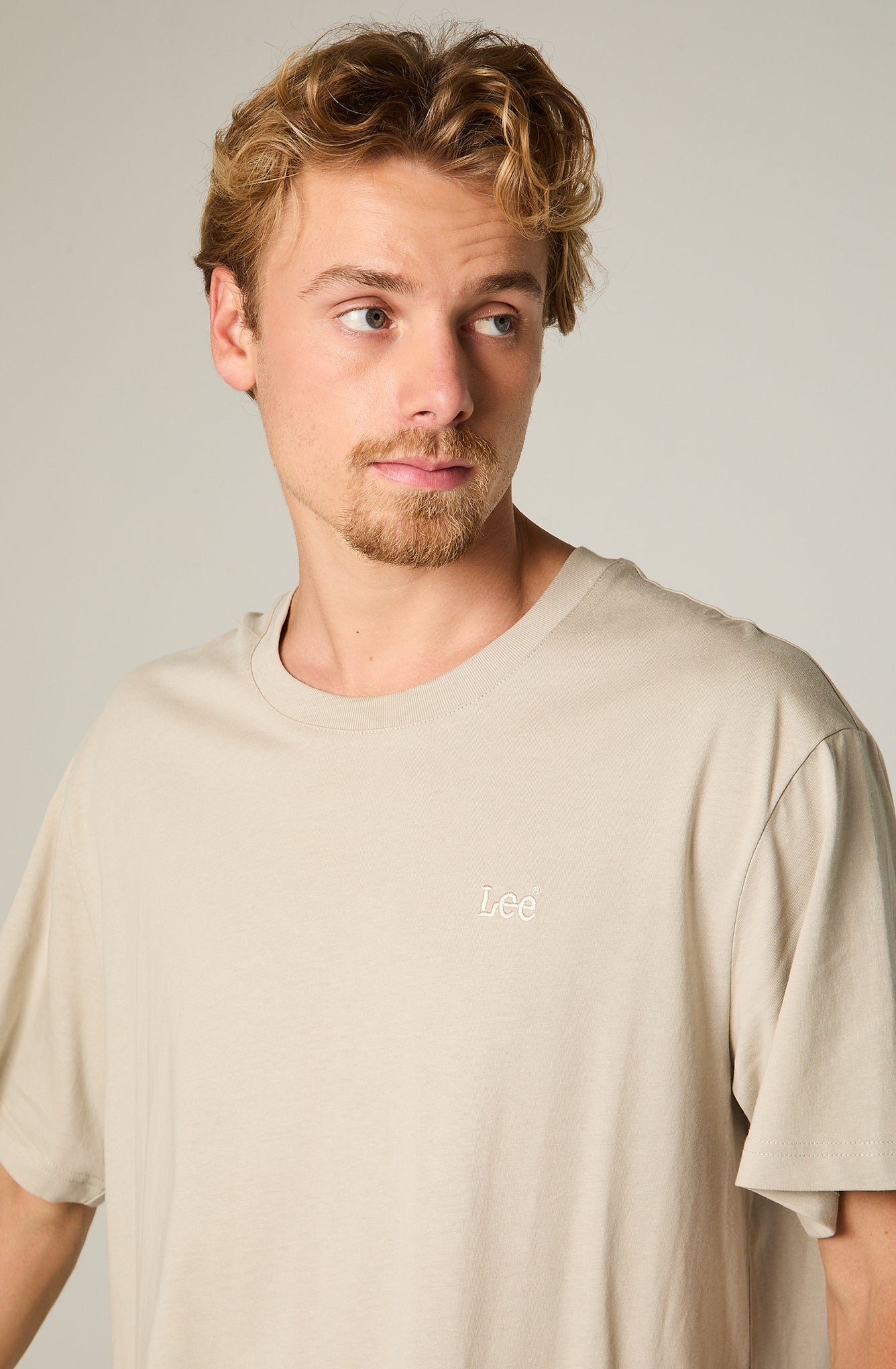 Polera Mc Hombre Regular Beige Bordado