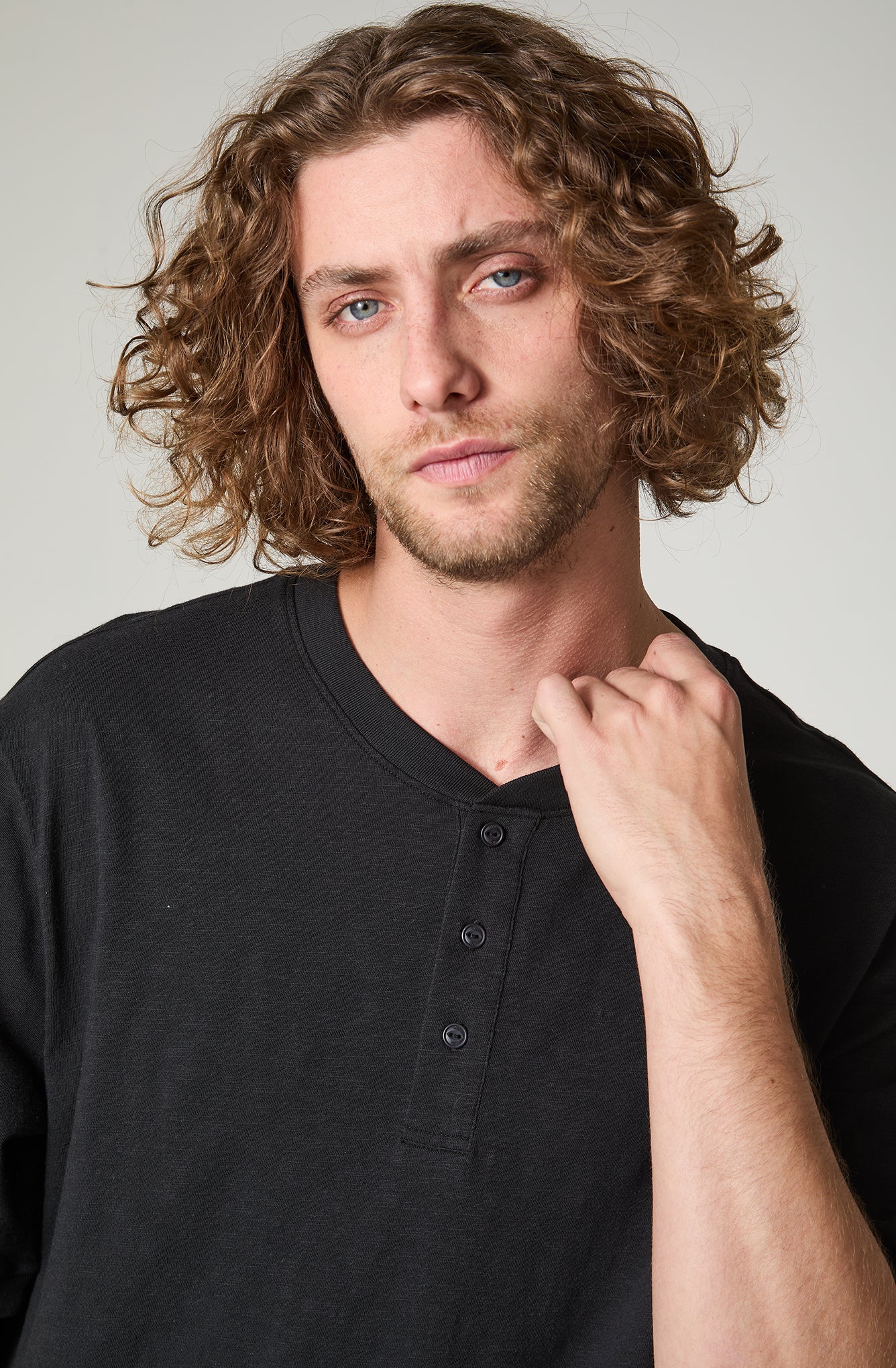 Polera Hombre Henley Regular Fit Negro