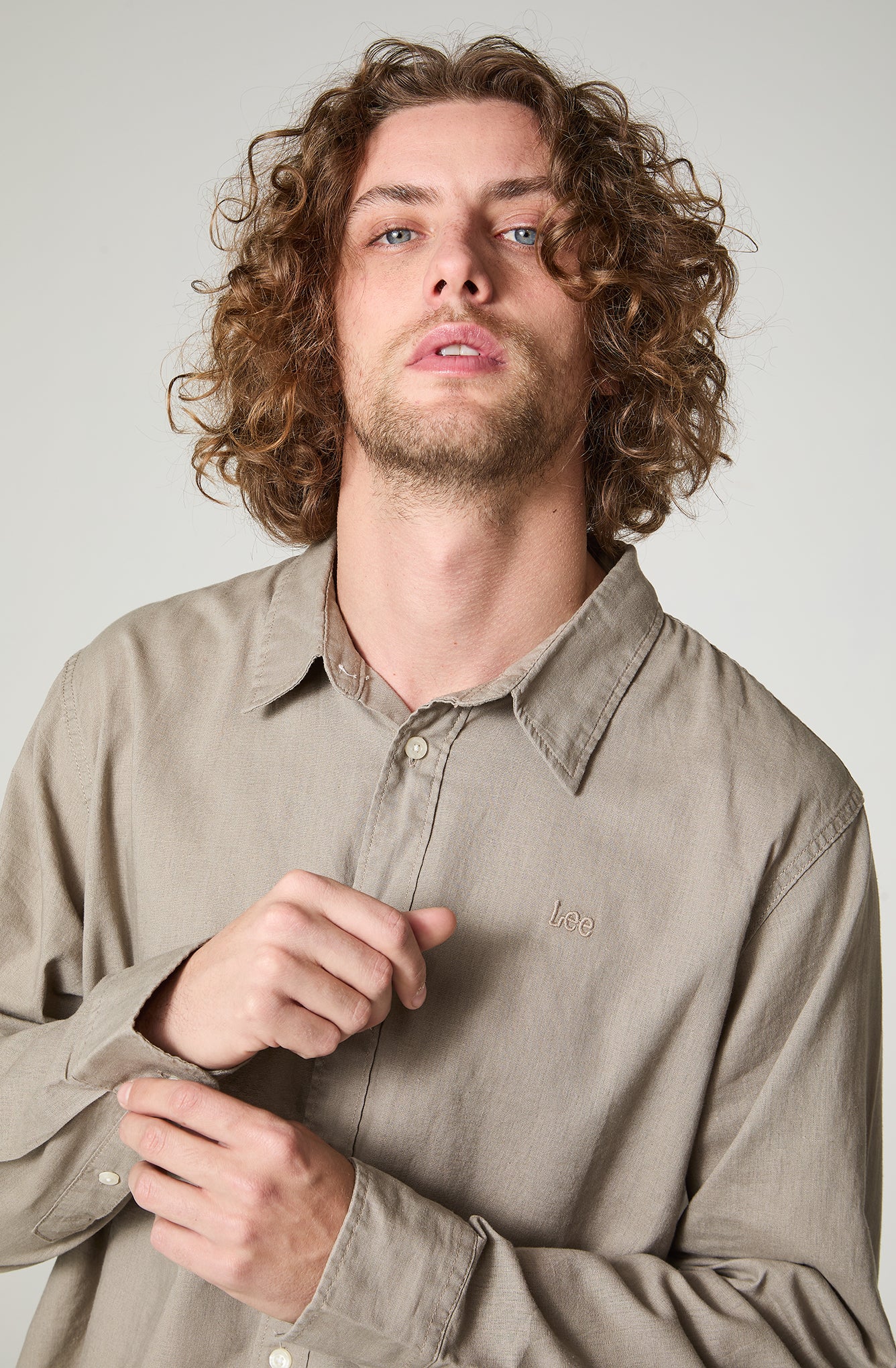 Camisa Hombre Manga Larga Lino Regular Fit Taupé